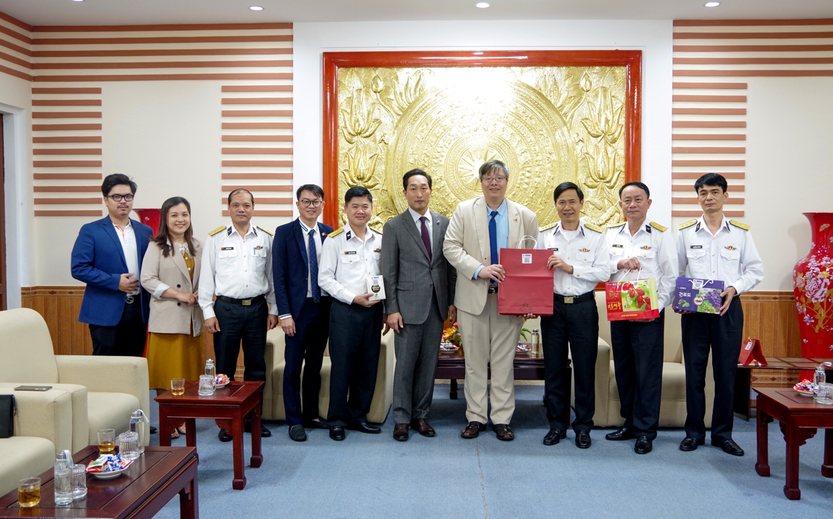 VKBIA presents Tet gifts to navy infantry